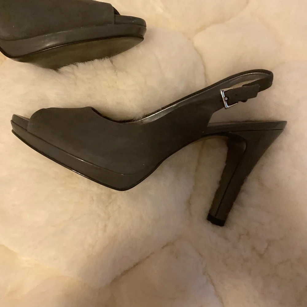 TAHARI Si Senor Elephant Grey Slingback Pumps - Picture 4 of 12